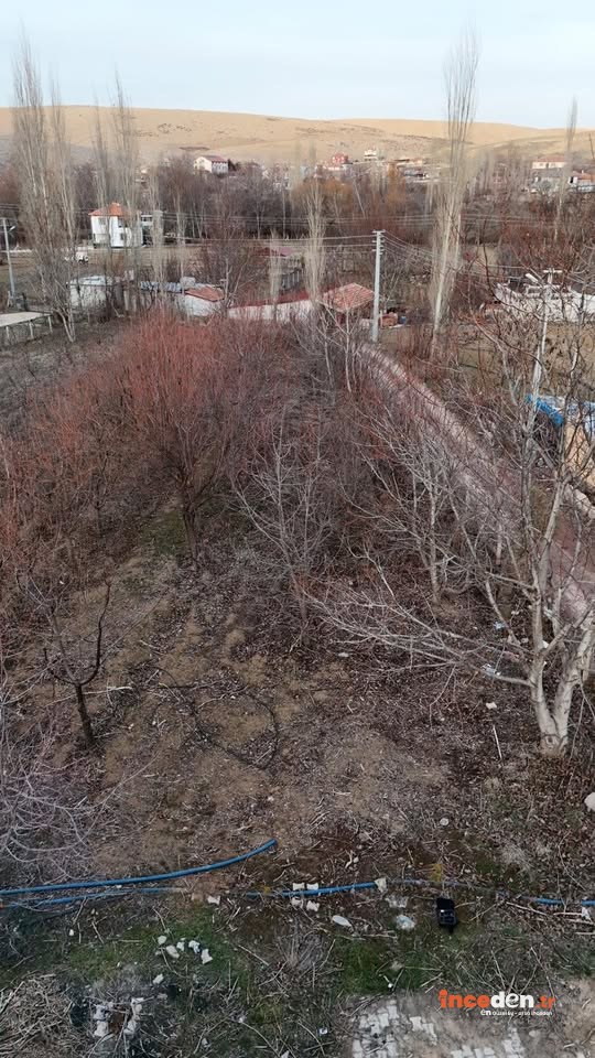 DEREKÖY KÖYÜNDE 2.331 M² TARLA İÇERİSİNDE 3 ODALI SATILIK HOBİ BAHÇELİK YER — Karaman